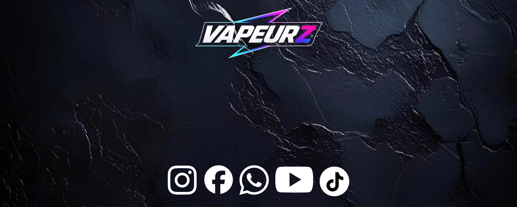Bannière Vapeurz avec le logo de la marque sur fond sombre texturé et les icônes des réseaux sociaux Instagram, Facebook, WhatsApp, YouTube et TikTok.