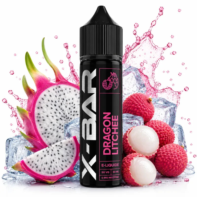 E-liquide X-BAR Dragon Litchi 50 ml, saveur fruit du dragon et litchi, présenté avec un fruit du dragon frais, des litchis, des glaçons et des éclaboussures sur fond blanc.