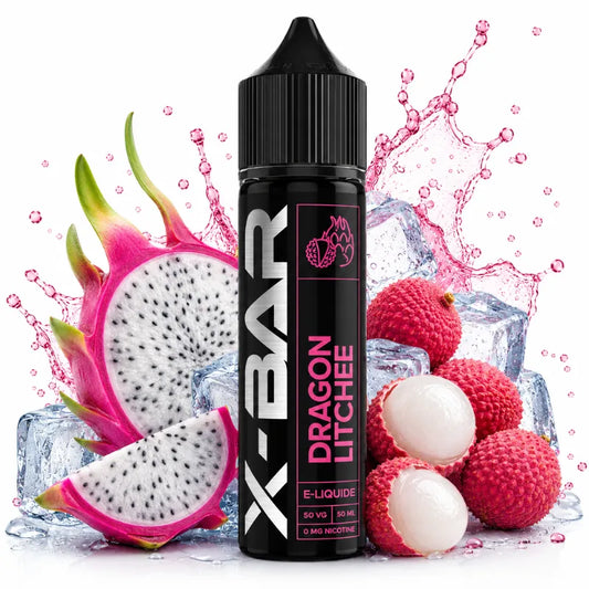 E-liquide X-BAR Dragon Litchi 50 ml, saveur fruit du dragon et litchi, présenté avec un fruit du dragon frais, des litchis, des glaçons et des éclaboussures sur fond blanc.