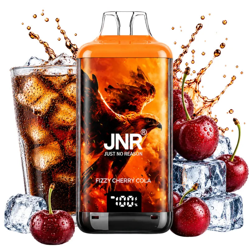 Puff JNR 28K Fizzy Cherry Cola, cigarette électronique jetable rechargeable jusqu'à 28 000 bouffées, saveur cola pétillant et cerise, présentée avec un verre de cola, des cerises, des glaçons et des éclaboussures sur fond blanc.
